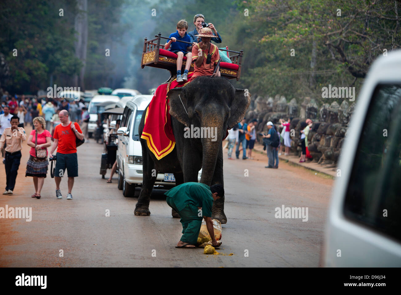 Des promenades en éléphant à la porte sud d'Ankor Thom. Cambodge Banque D'Images