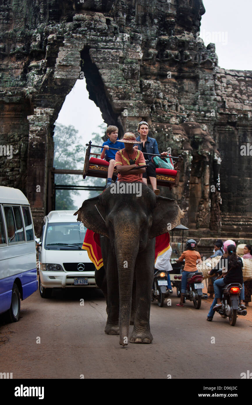 Des promenades en éléphant à la porte sud d'Ankor Thom. Cambodge Banque D'Images