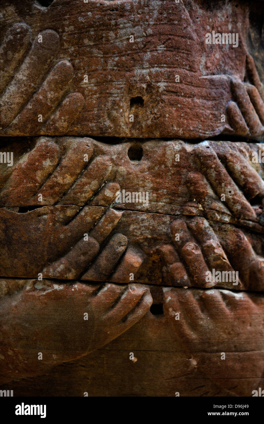 Bas-relief dans la pierre des mains tirant un serpant Nagra (géant) sur le pont du Sud les douves d'Ankor Thom. Ankor Wat Banque D'Images