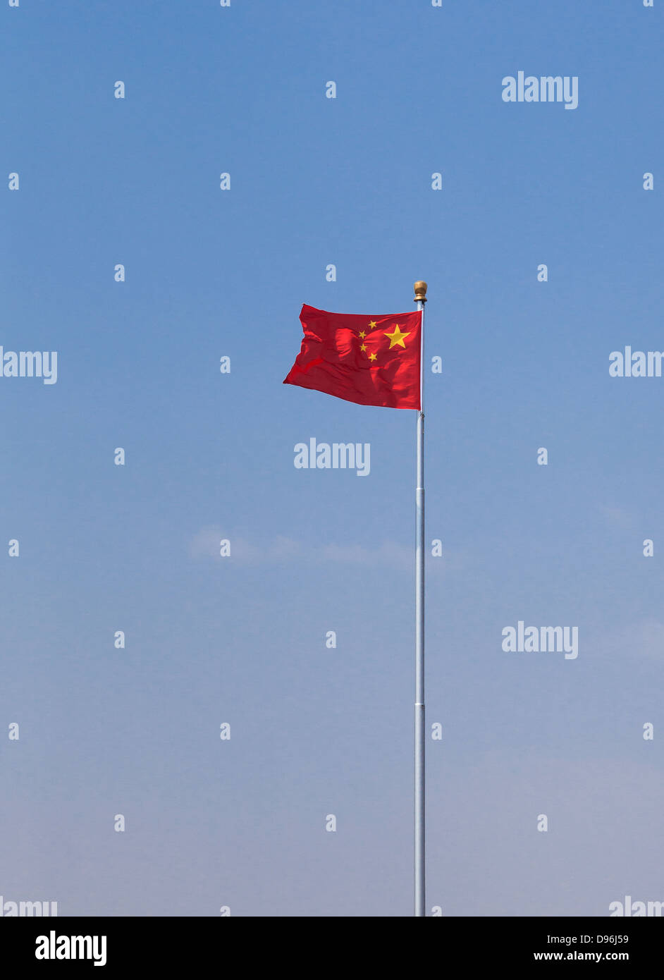 Drapeau chinois avec ciel bleu Banque D'Images
