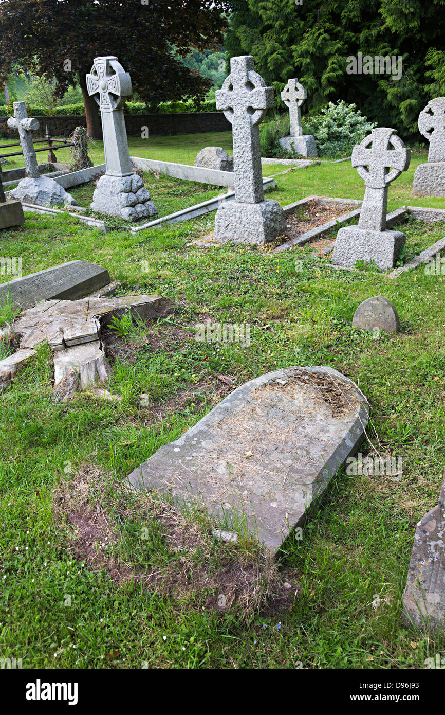Pierre tombale tombée, l'église St Foi, Bacton, Herefordshire, Angleterre, RU Banque D'Images