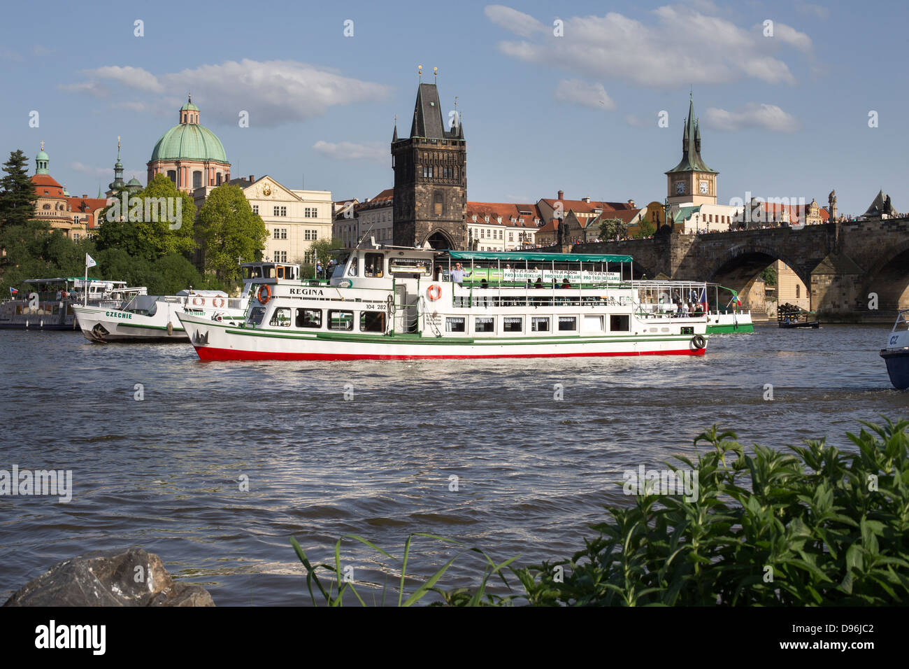 Un bateau sur la Vltava, le Pont Charles est à l'arrière-plan, Prague, République Tchèque, Europe Banque D'Images