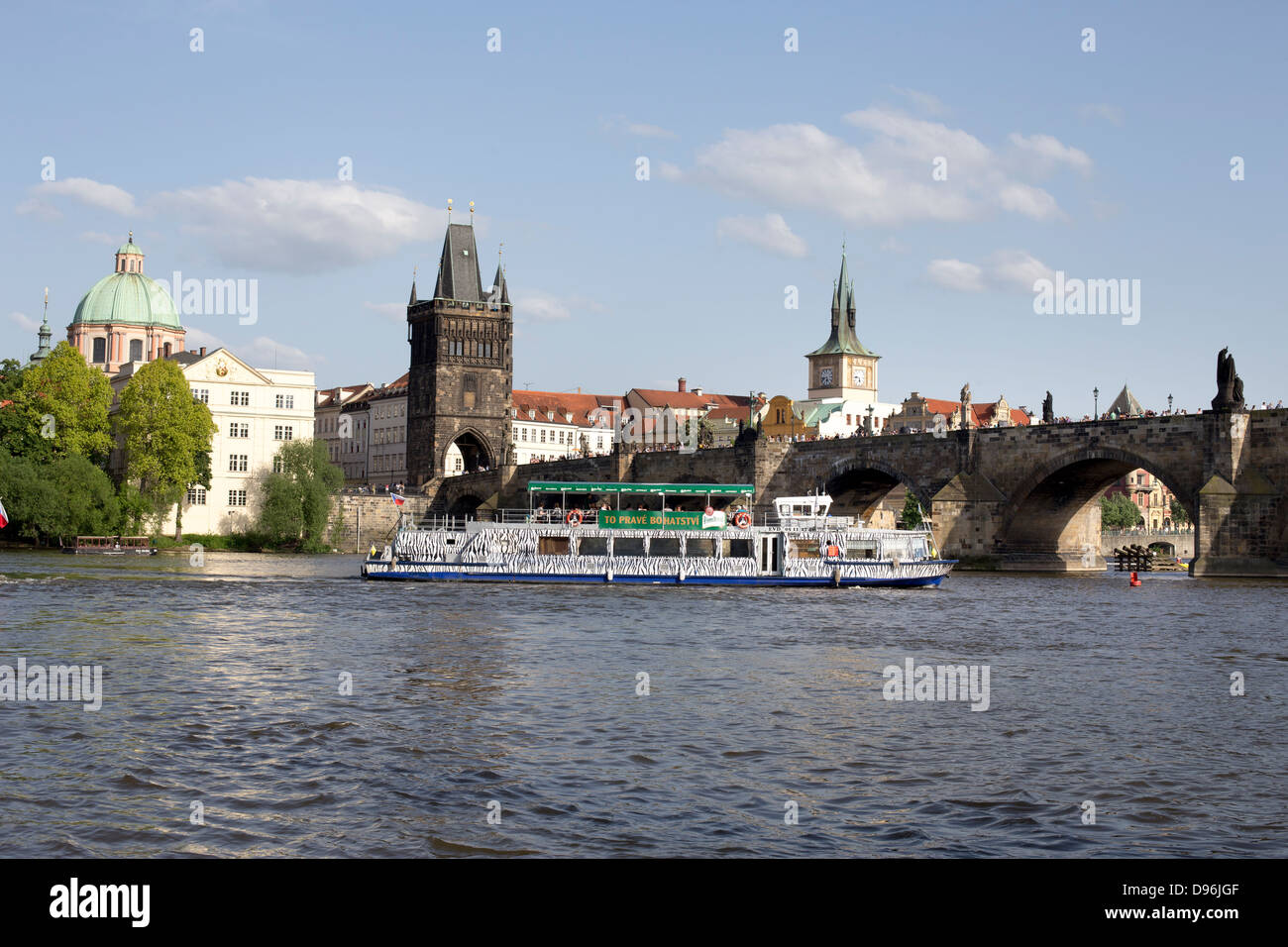 Un bateau sur la Vltava, le Pont Charles est à l'arrière-plan, Prague, République Tchèque, Europe Banque D'Images