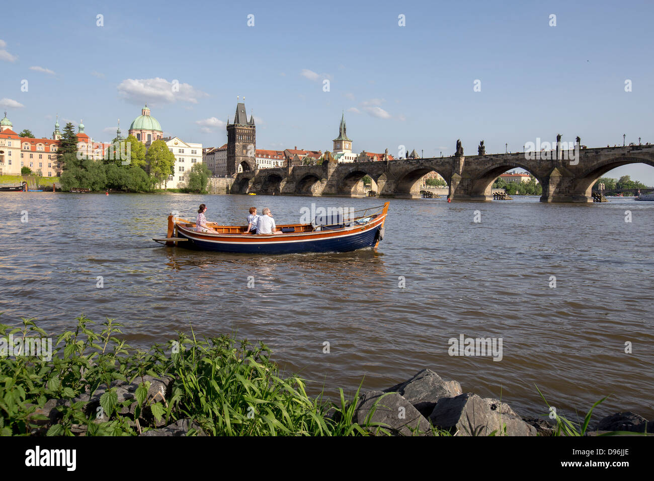 Un bateau sur la Vltava, le Pont Charles est à l'arrière-plan, Prague, République Tchèque, Europe Banque D'Images