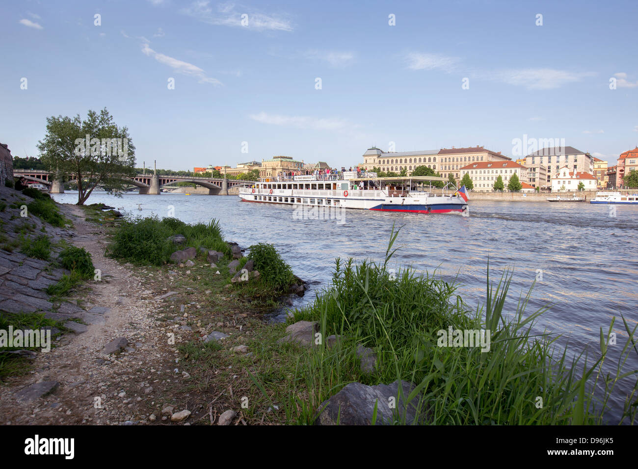 Un bateau sur la Vltava, Prague, République Tchèque, Europe Banque D'Images