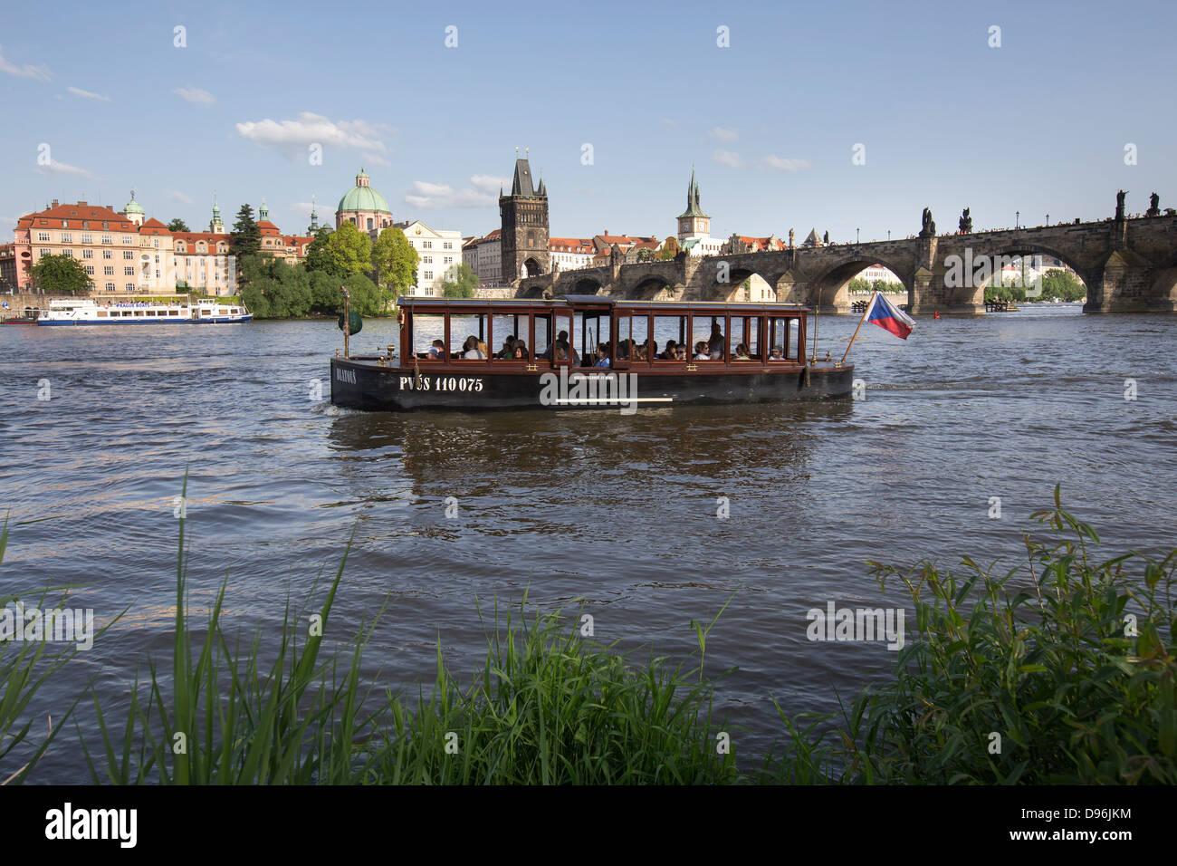 Un bateau sur la Vltava, le Pont Charles est à l'arrière-plan, Prague, République Tchèque, Europe Banque D'Images