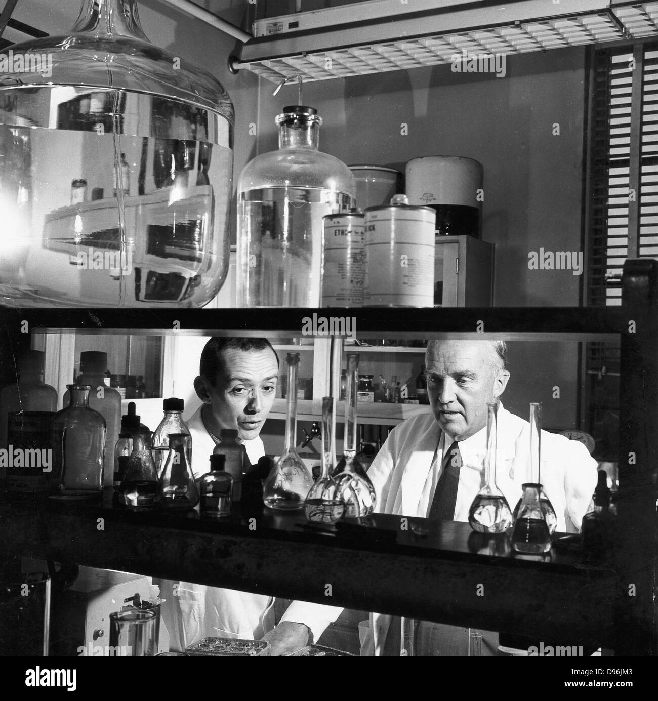 Charles Herbert Best (1899-1978) dans le laboratoire en 1960 avec l'assistant (à gauche), physiologiste canadien qui a contribué à isoler l'insuline de Banting (1921) ont également découvert la choline et l'histaminase Banque D'Images