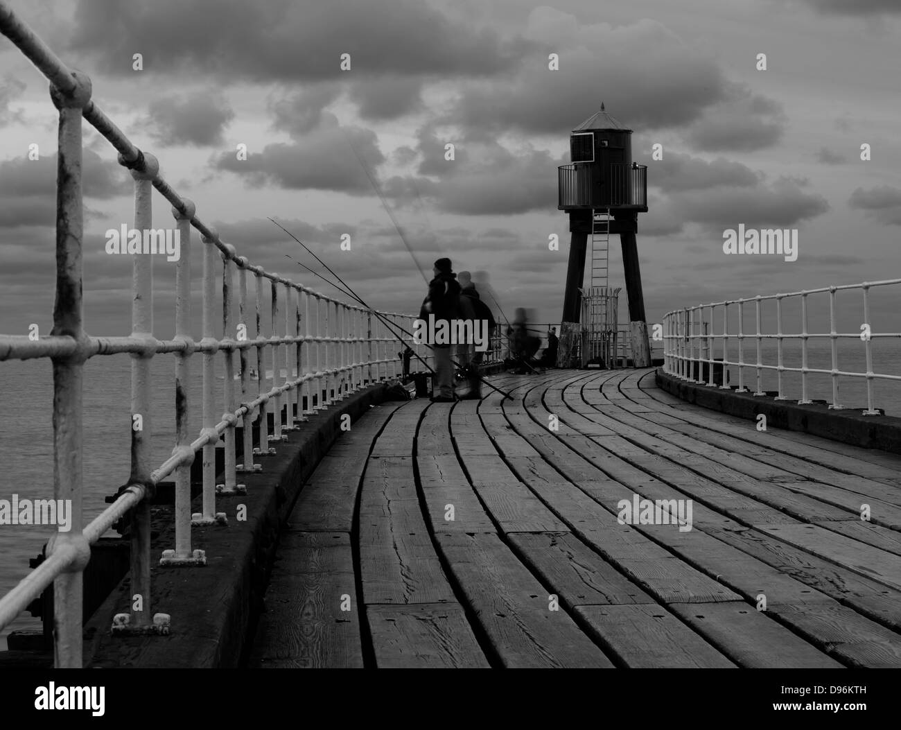 Les pêcheurs se tenait sur le bord de marche au port de Whitby, dans le Yorkshire. Banque D'Images