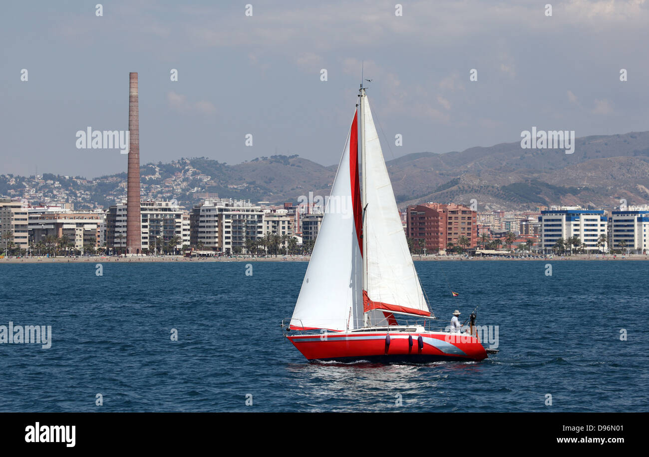 Yacht à voile en face de Malaga, Andalousie Espagne Banque D'Images