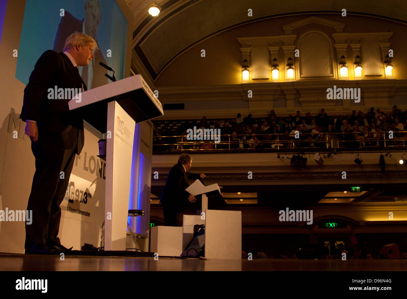 12 juin 2013. London UK. Maire Boris Johnson répond aux questions de l'auditoire à la Central Methodist Hall pendant le débat de Londres sur les problèmes qui affectent les Londoniens Banque D'Images