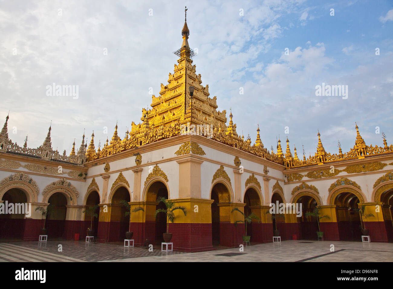 De nombreux niveaux de la pagode MAHAMUNI PAYA ou temple construit par le roi Bodawpaya en 1784 - MANDALAY, MYANMAR Banque D'Images