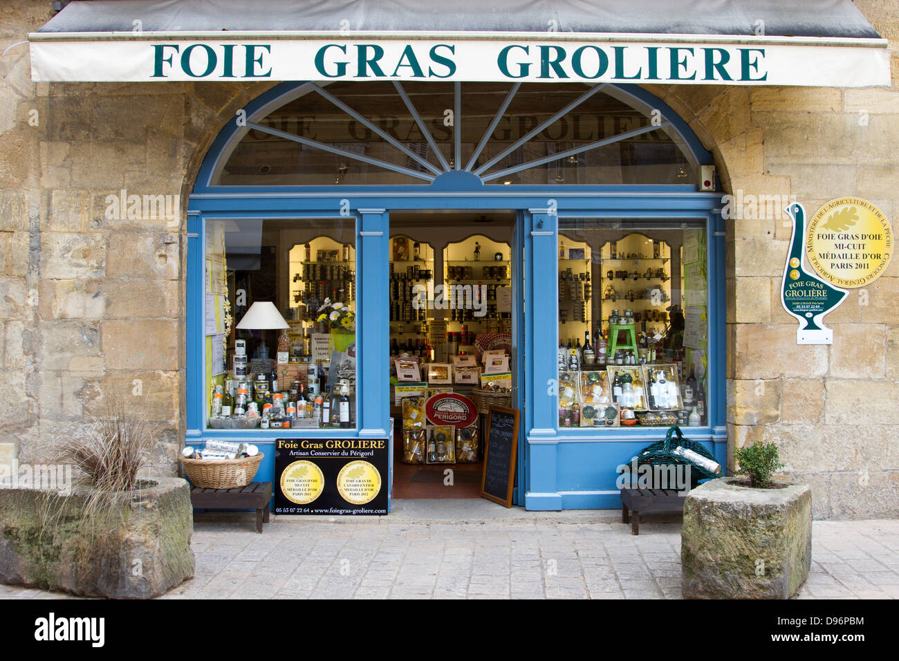 Dans la fenêtre d'affichage attrayant de Foie Gras boutique à Sarlat, Dordogne région de France Banque D'Images