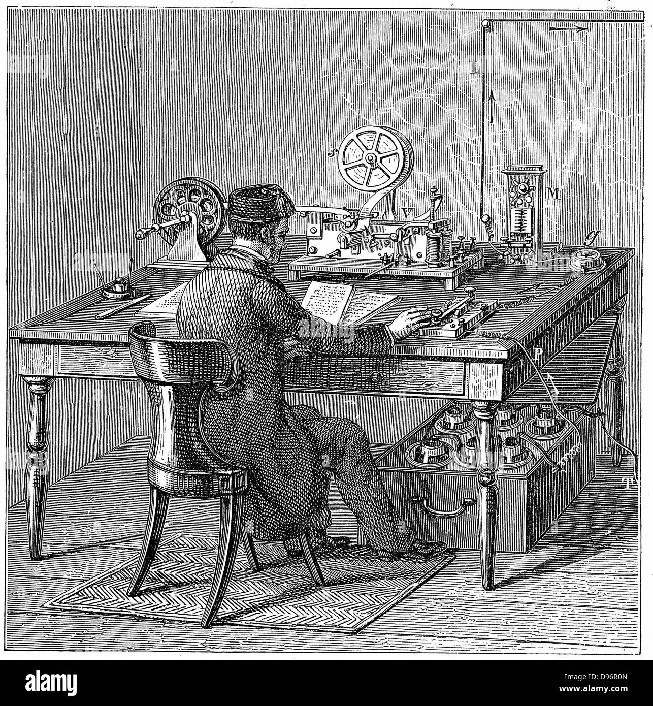 L'envoi d'un message de l'opérateur sur une impression par télégraphe électrique de morse en tapotant le code avec la clé. Nous sommes sous la table (cellules de batteries) fournit de l'électricité . La gravure sur bois 1887 Banque D'Images