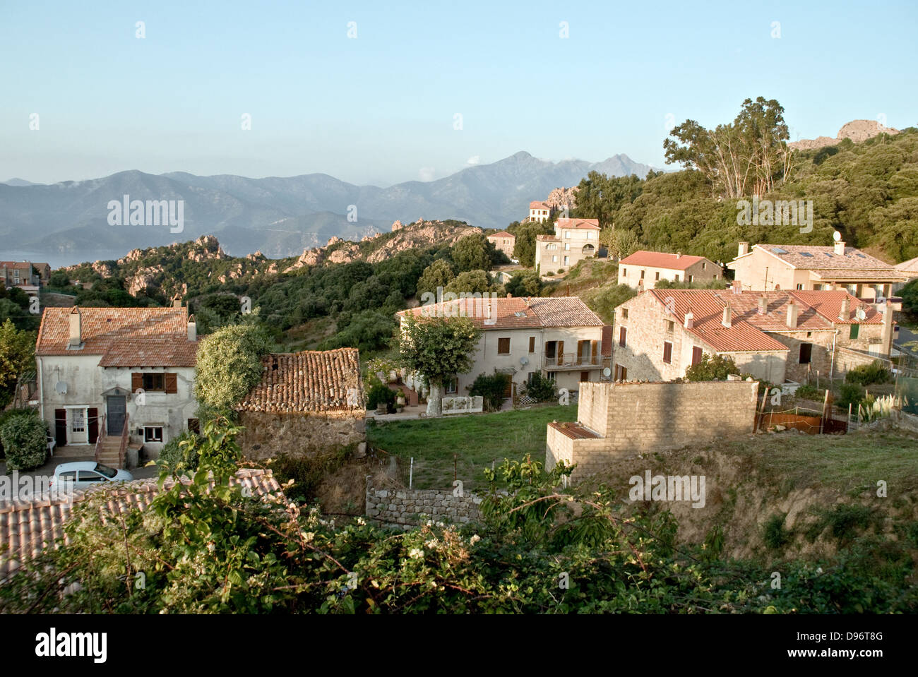 Le village de Piana, située sur la côte ouest de la Corse, France. Banque D'Images