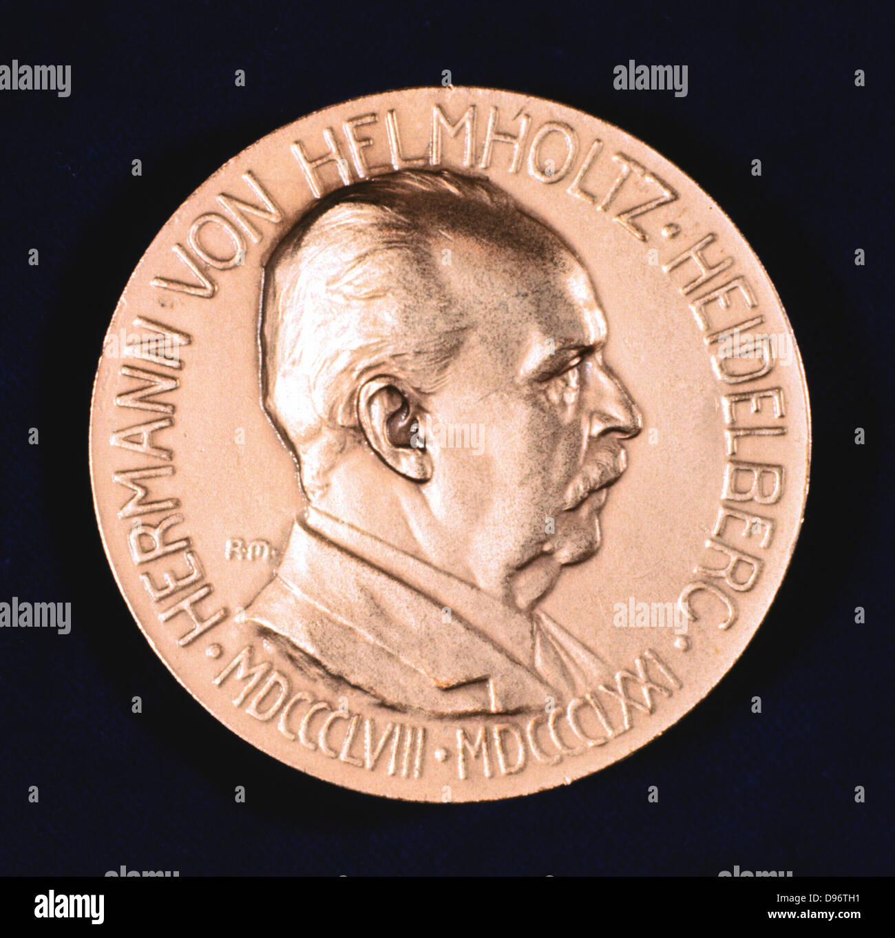 Hermann Ludwig Ferdinand von Helmholtz, 1907. Helmholtz (1821-1894), physicien et physiologiste allemand, inventeur du ophthalmascope (1850), s'est distingué dans plusieurs domaines y compris les mathématiques et mathématiques et physique expérimentale. Avers d'une médaille commémorative pour marquer le Congrès international de physiologie en 1907. Banque D'Images