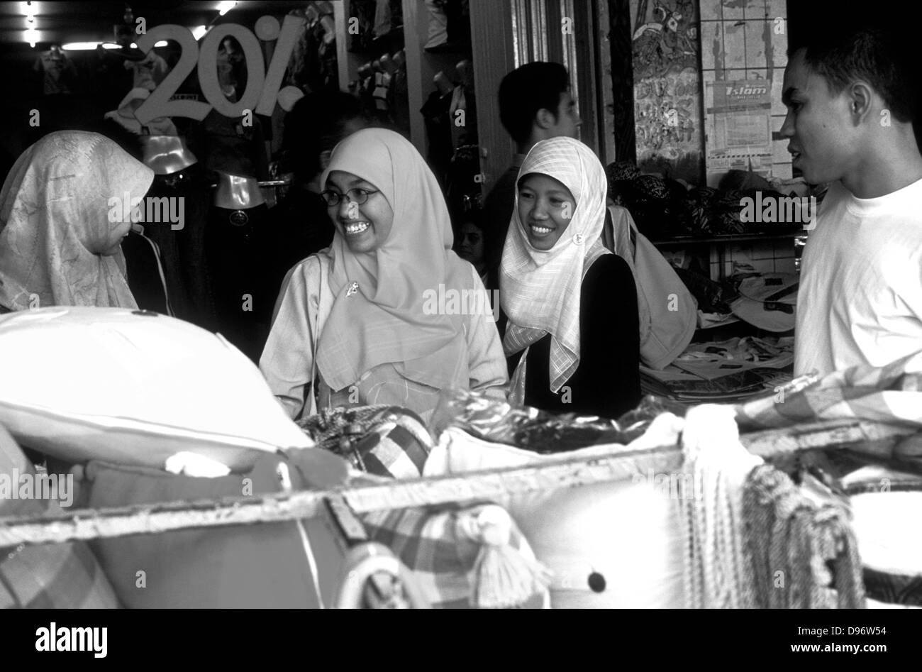Les femmes shopping, Jalan Malioboro, Yogyakarta, java, Indonésie Banque D'Images