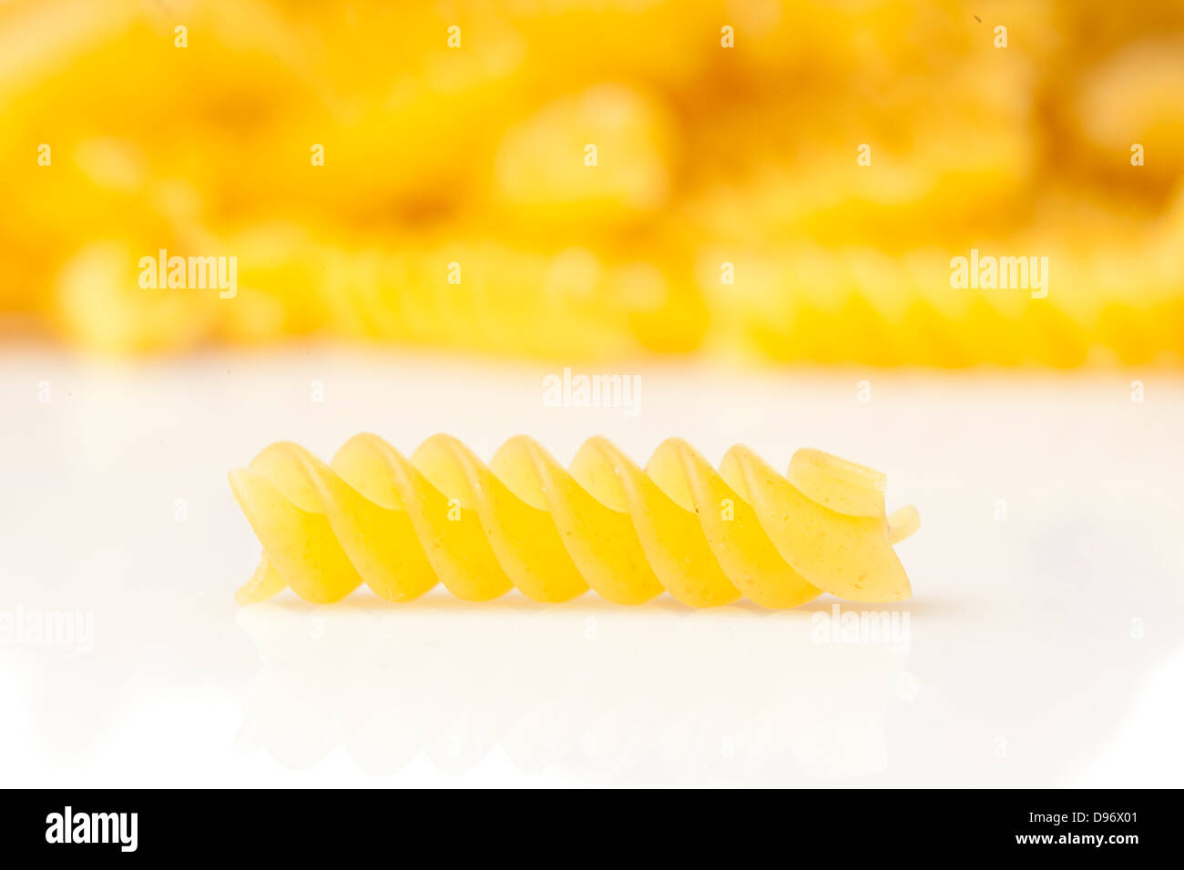 Les pâtes rotini italien sec non cuites Banque D'Images