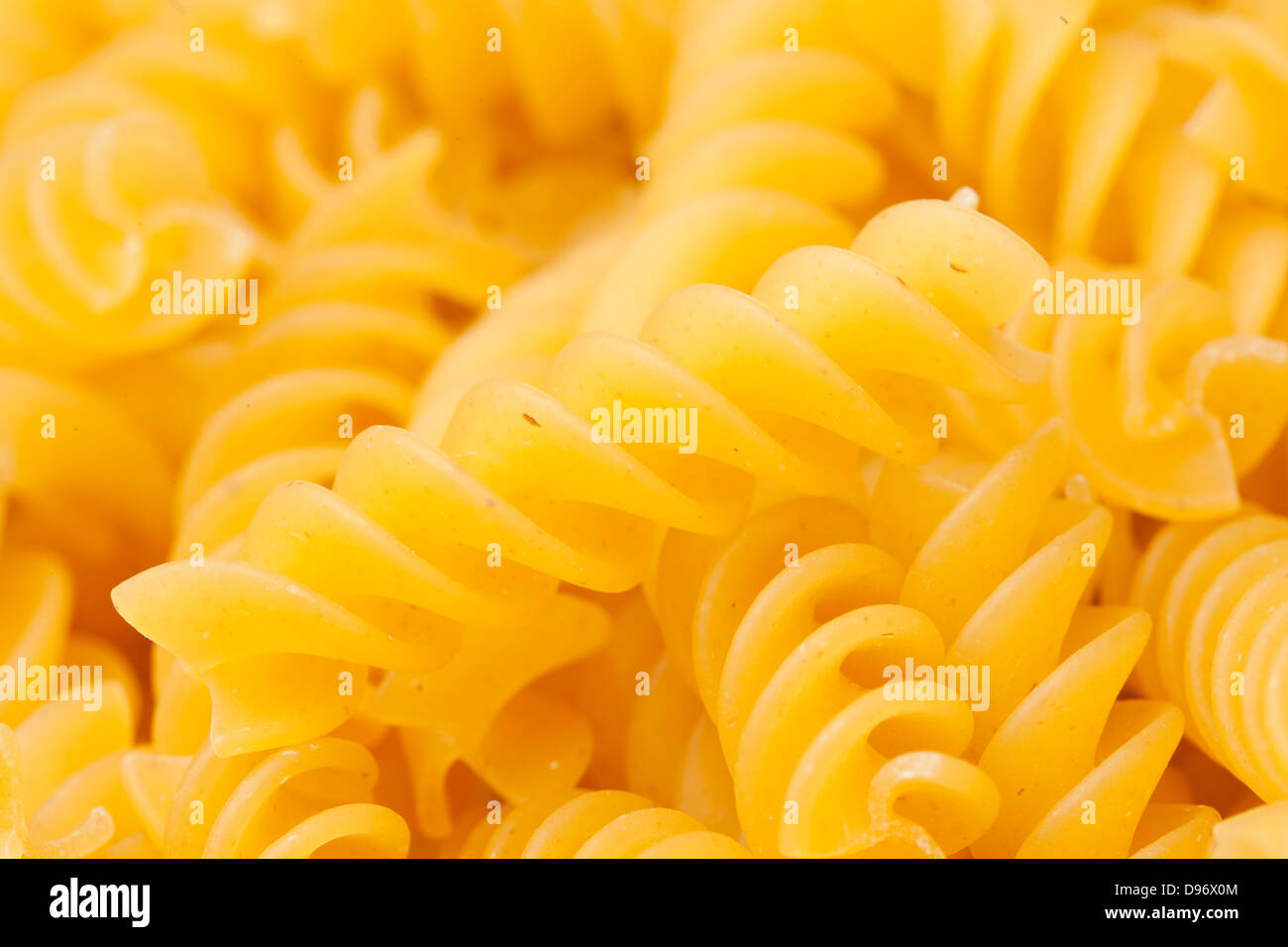 Les pâtes rotini italien sec non cuites Banque D'Images