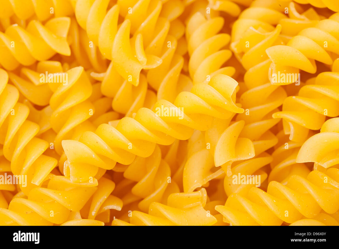 Les pâtes rotini italien sec non cuites Banque D'Images