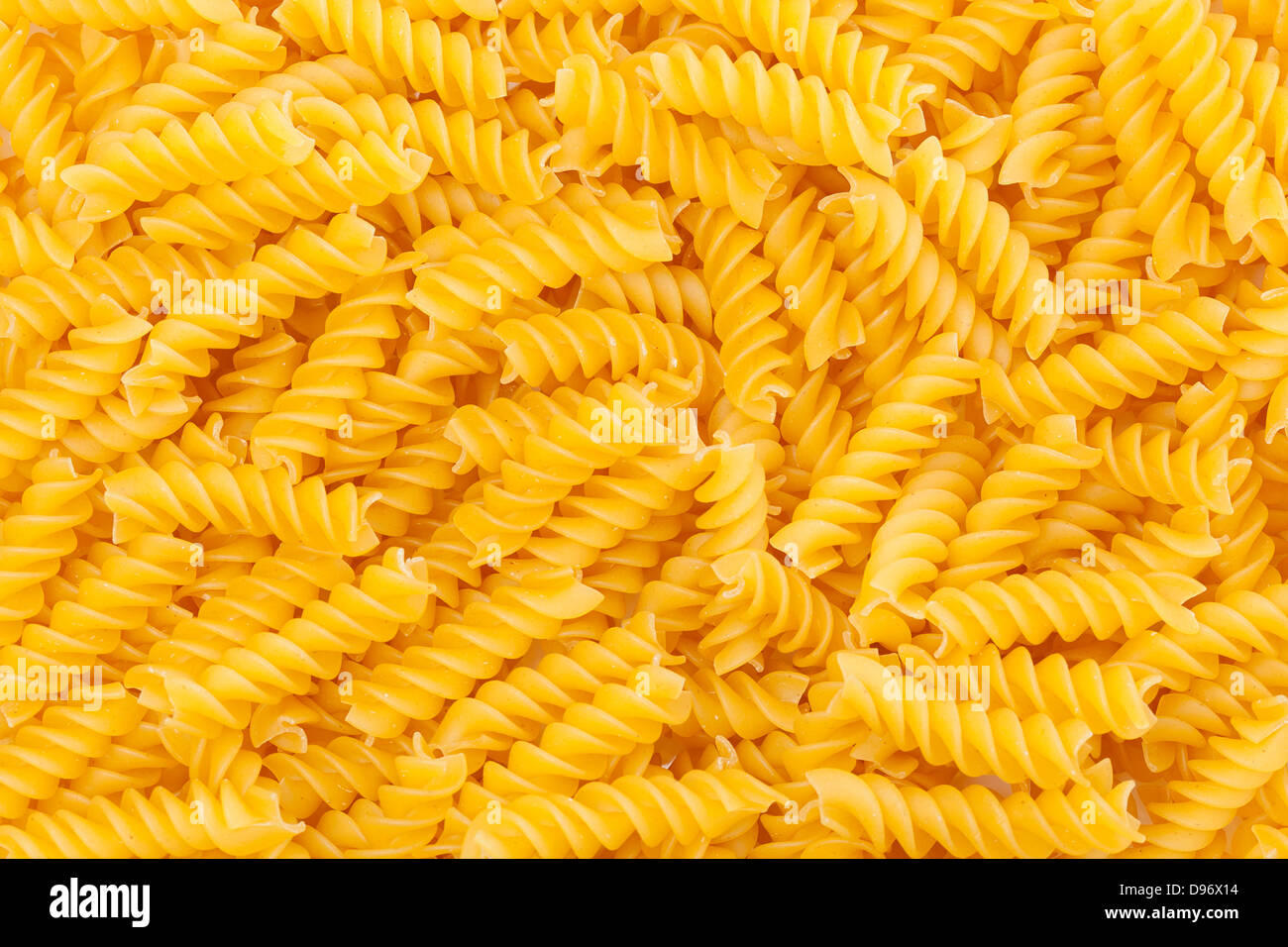 Les pâtes rotini italien sec non cuites Banque D'Images