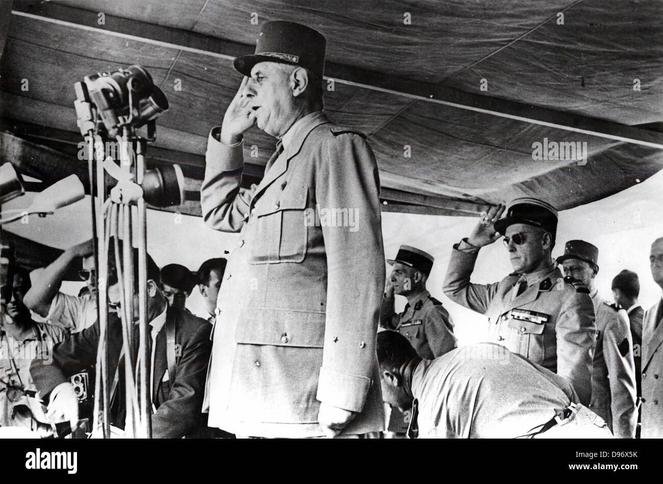 Charles de Gaulle (1890-1970) Général français et premier président de la Cinquième République. Le président de Gaulle en visite en Algérie en 1958. Photographie. Banque D'Images