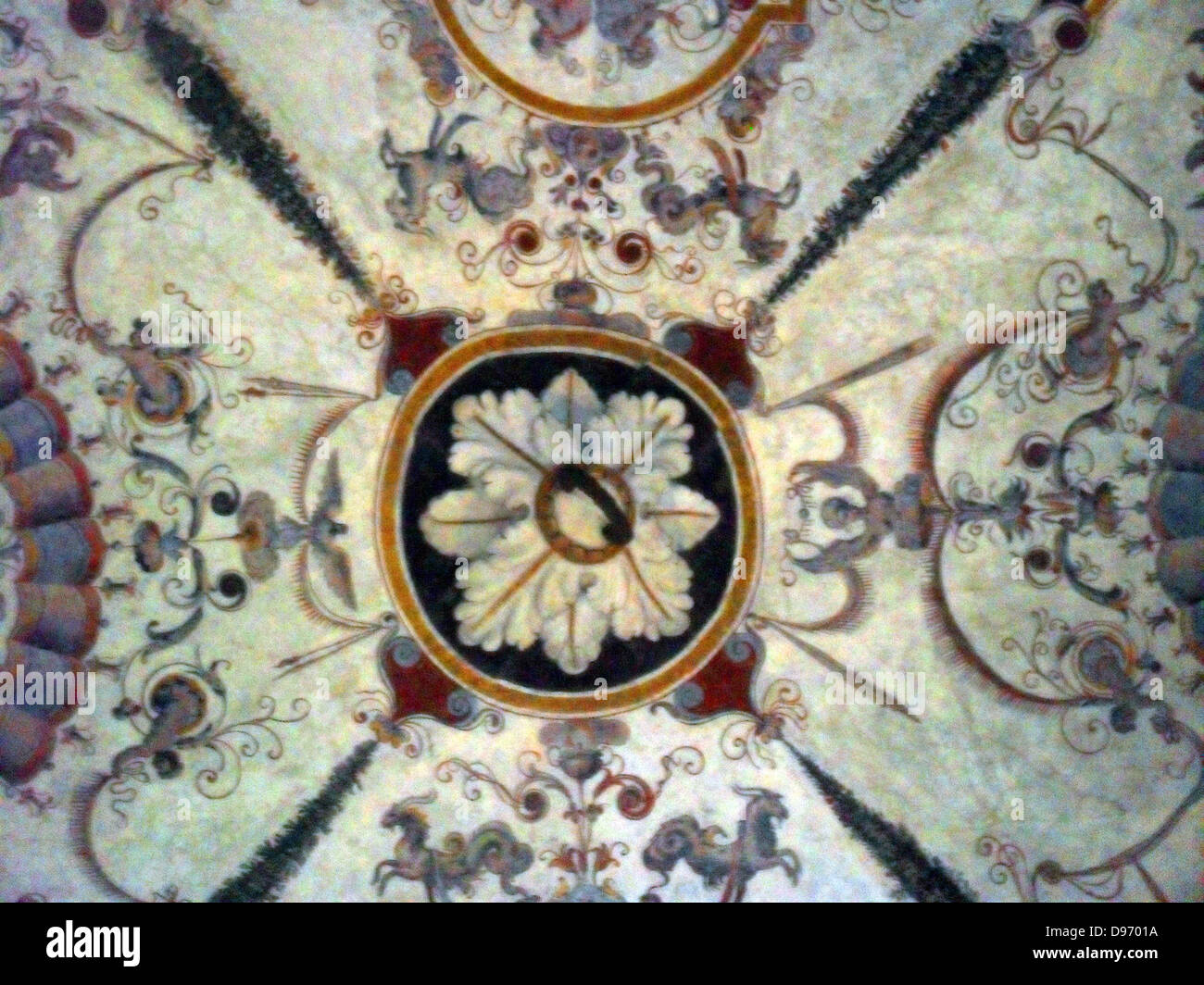 Le Palazzo Vecchio, Florence, Italie. Ce massif, d'époque romane. La première cour a été conçu en 1453 par Michelozzo. Dans les lunettes, haute autour de la cour, sont des crêtes de l'Église et les guildes de la ville. Au centre, la fontaine de porphyre est par Battista del Tadda. Banque D'Images