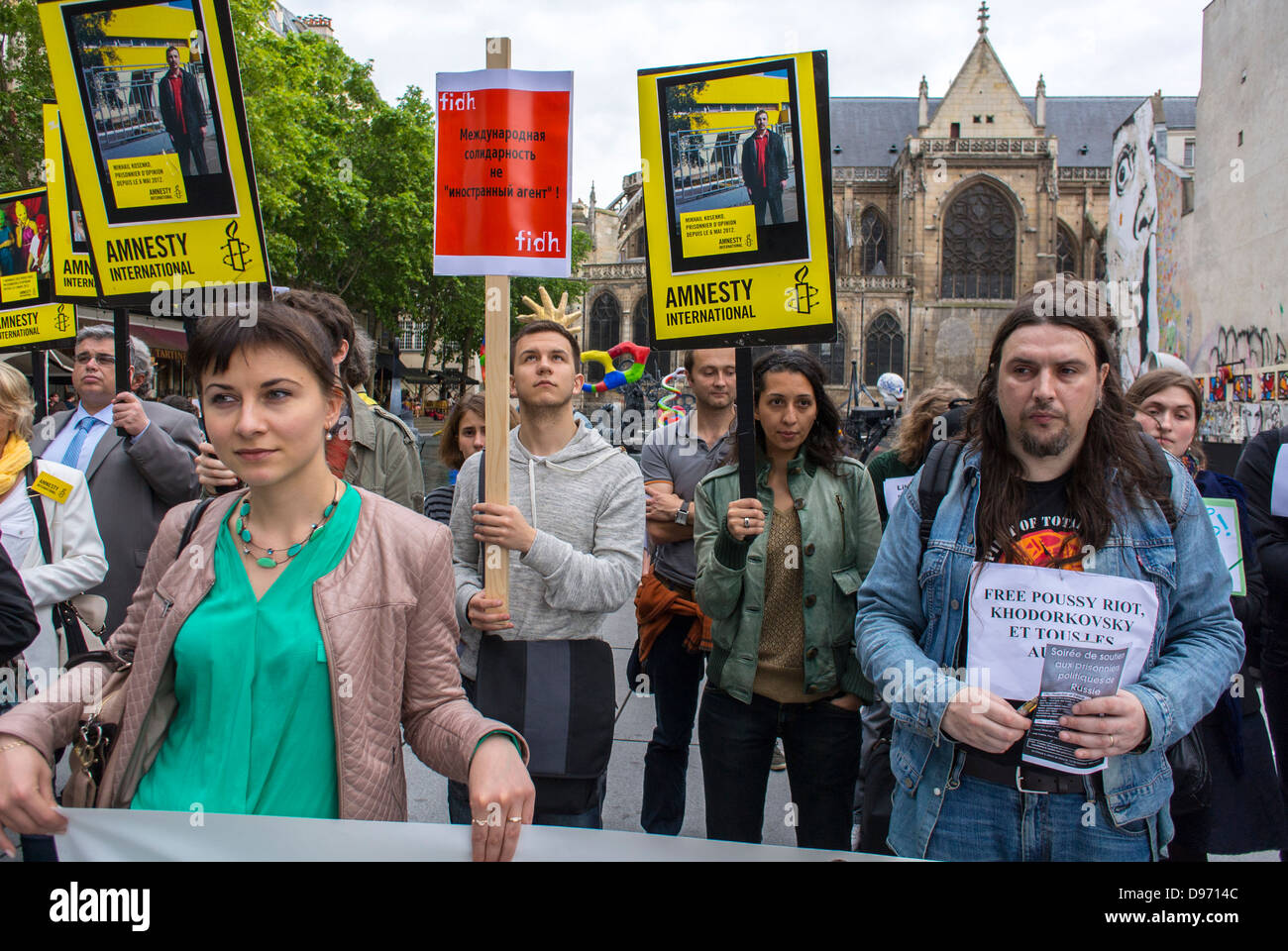 Paris, France, des militants du Groupe tenant des signes de protestation lors d'une manifestation contre l'oppression politique du Gouvernement russe, par Amnesty International, Banque D'Images