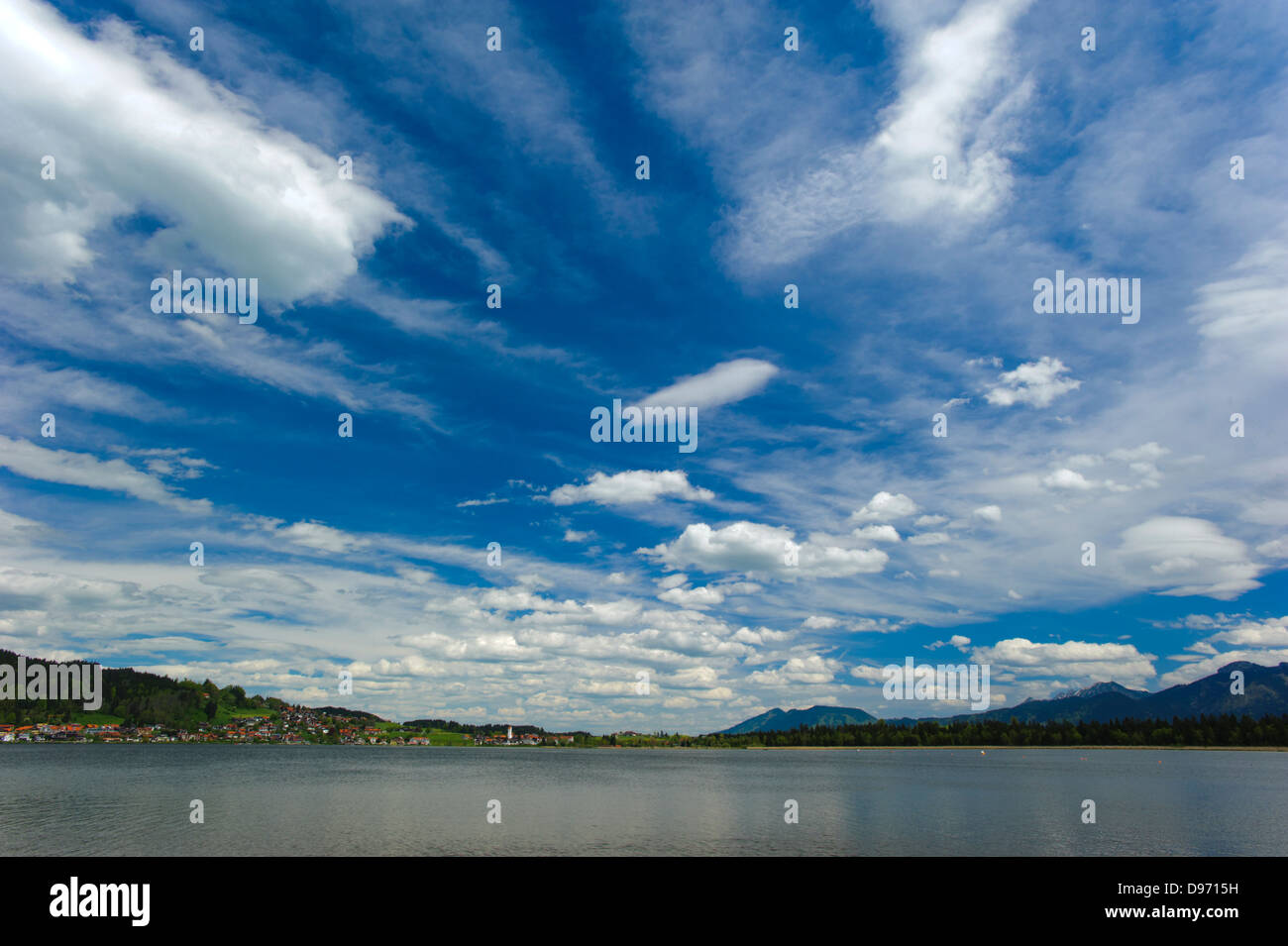 Lac de Bavière avec ciel bleu et nuages blancs Banque D'Images