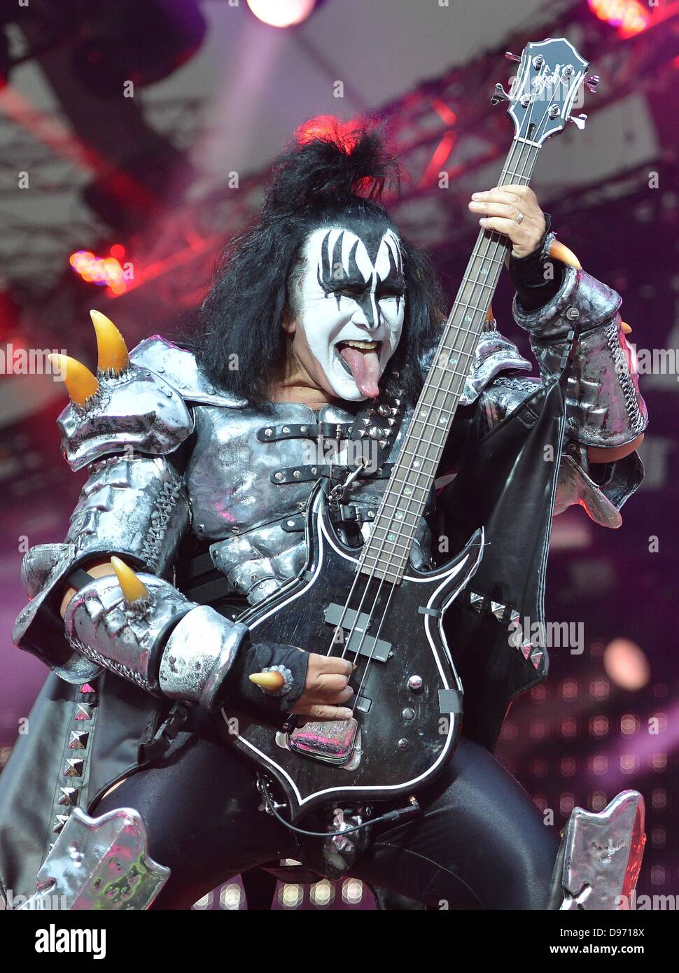 Berlin, Allemagne. 12 juin 2013. Le bassiste Gene Simmins du groupe américain Kiss est représenté sur la scène Waldbühne de Berlin, Allemagne, 12 juin 2013. C'est le seul concert du groupe rock en Allemagne pendant leur Monster Tour 2013. Photo:Britta Pedersen/dpa/Alamy Live News Banque D'Images