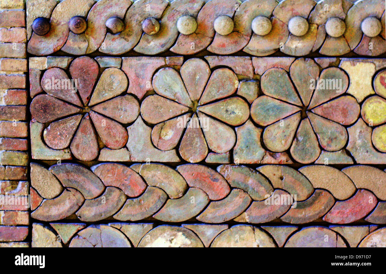 Partie d'un retable de forme de brique émaillée, trouvés dans la cour du temple-palais de Guzana / Tell Halaf. Banque D'Images