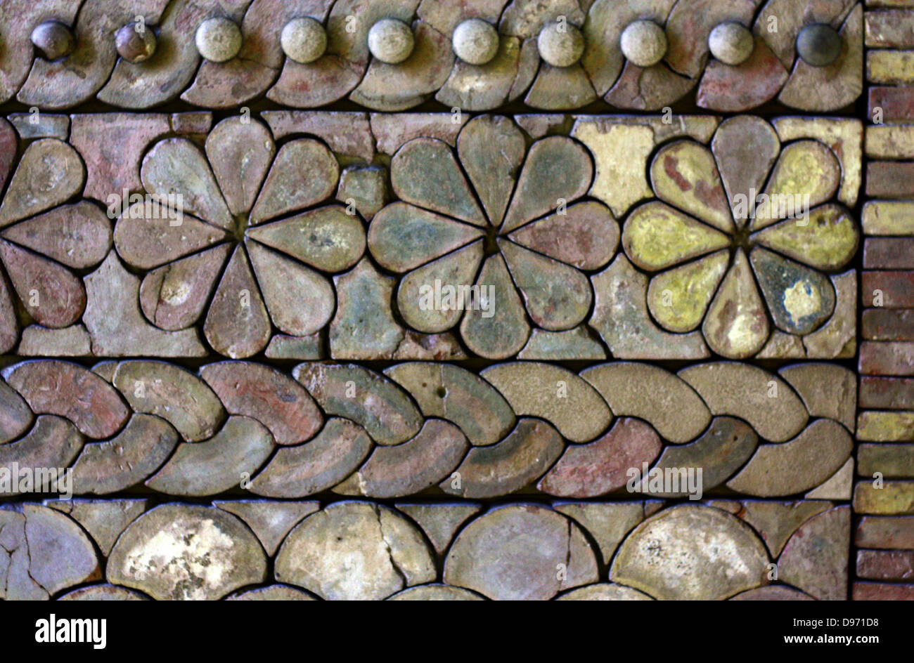 Partie d'un retable de forme de brique émaillée, trouvés dans la cour du temple-palais de Guzana / Tell Halaf. Banque D'Images