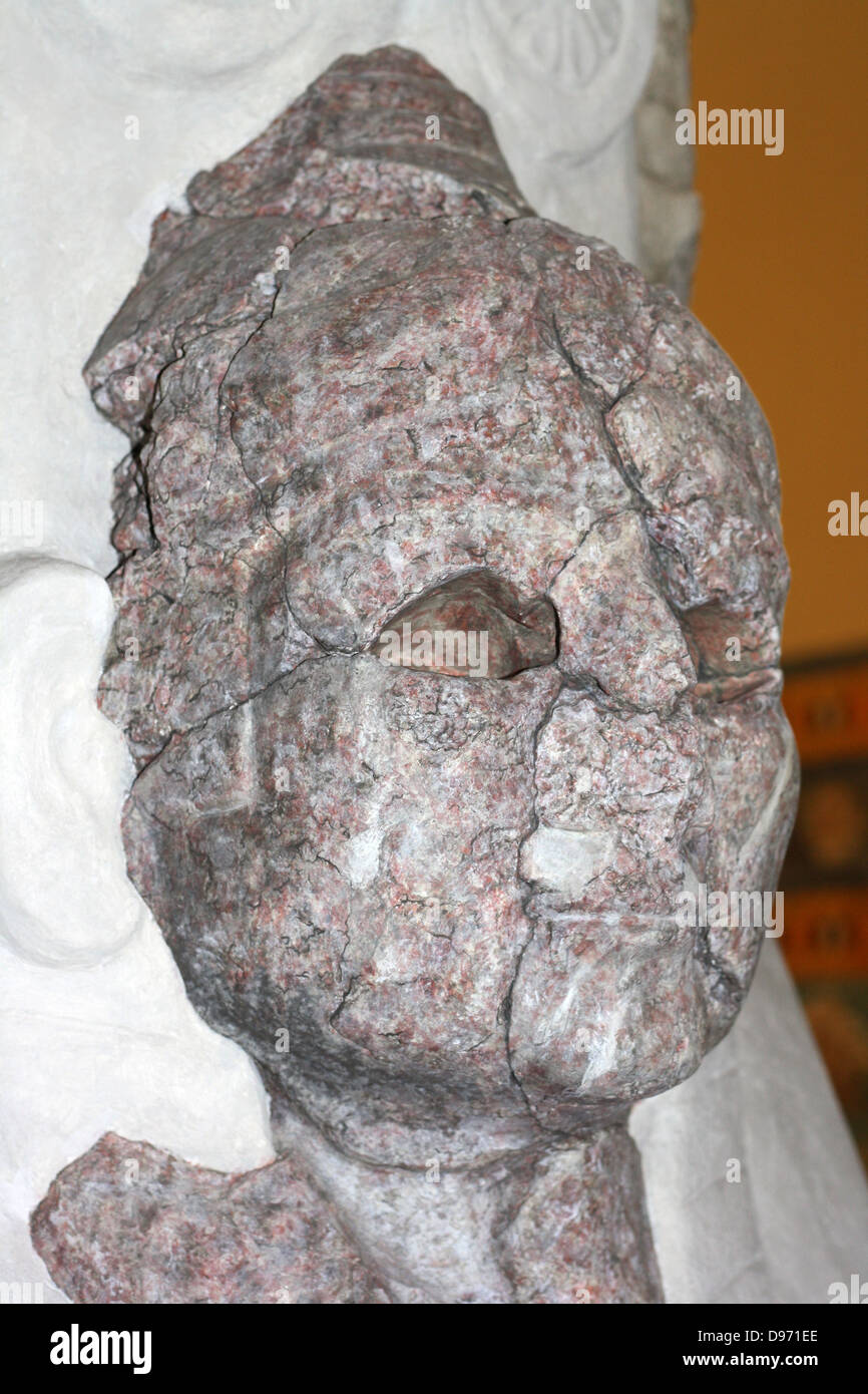 Sculptures monumentales de deux sphinx Les sculptures sont faites à partir d'un rocher a travaillé comme décoration figurative de la ville du sud porte de la capitale hittite Hatruscha et brisé par l'action du feu en de nombreux fragments. Banque D'Images