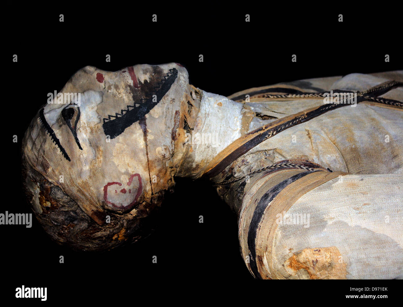 Cercueil en bois peint et maman de Djedhor. Période ptolémaïque, environ 250 BC de. d'Akhmim Les boîtes extérieurs de cette momie ont été soigneusement recouvert d'une substance noire, qui avait été identifié comme l'asphalte chimiquement à partir de la Mer Morte. Cela appuie les déclarations d'historiens classiques tels que Diodorus Sculus et Strabon (1er siècle après JC), que l'asphalte de la mer Morte a été exporté à l'Egypte pour utilisation dans la momification. Banque D'Images
