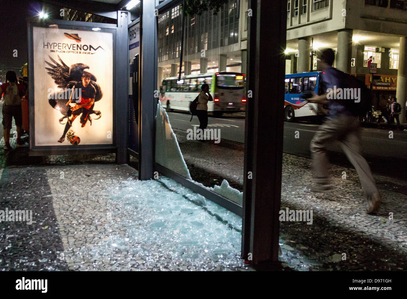 Action de manifestants au cours de la loi sur la fonction publique contre l'augmentation du billet de bus à Rio de Janeiro Banque D'Images