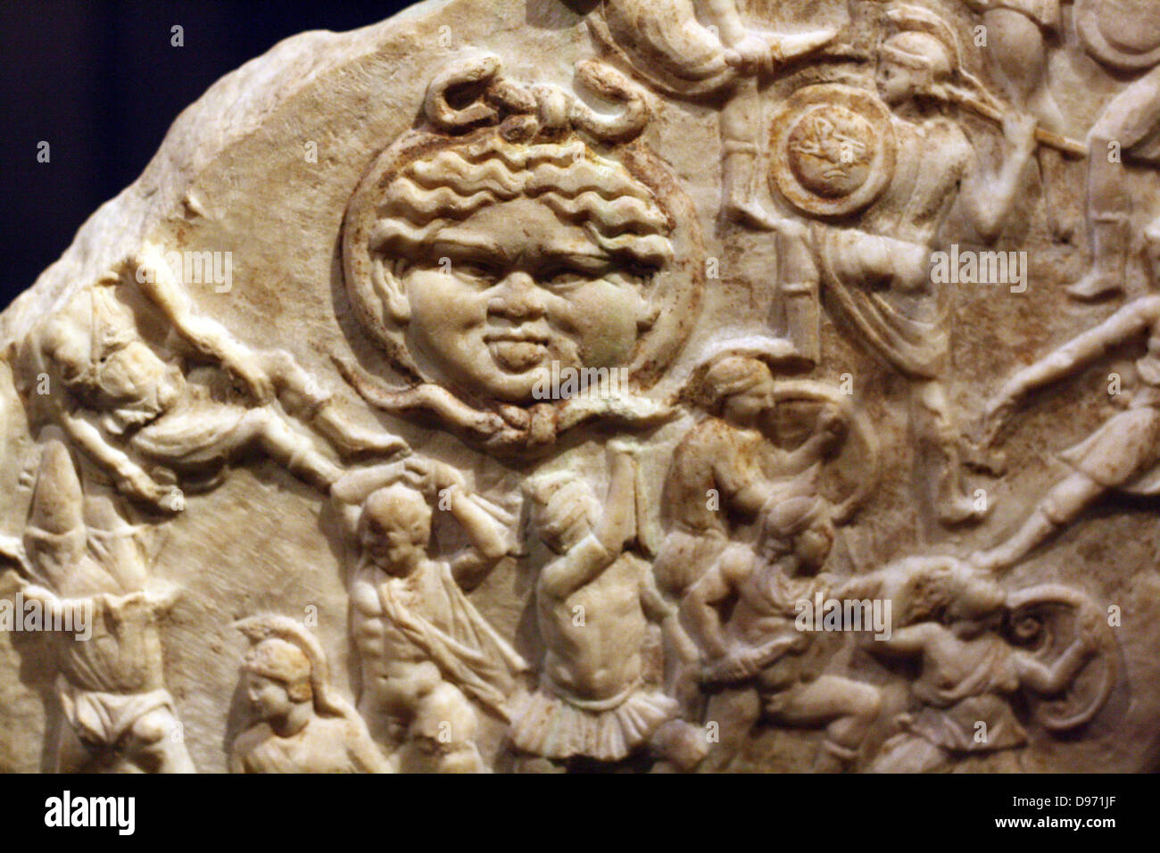 Fragment d'une réplique en marbre du bouclier d'Athéna Parthenos. D'Athènes, 3e siècle. Le Parthénon abritait une colossale statue d'or et d'ivoire par Phidias d'Athéna Parthenos. Nous savons que l'extérieur de le bouclier d'Athéna a montré la bataille entre les Grecs et les Amazones, et l'intérieur, la bataille entre les dieux et les géants. Sur cette réplique à petite échelle de la bataille du plateau avec les Amazones est sculpté en relief. Banque D'Images