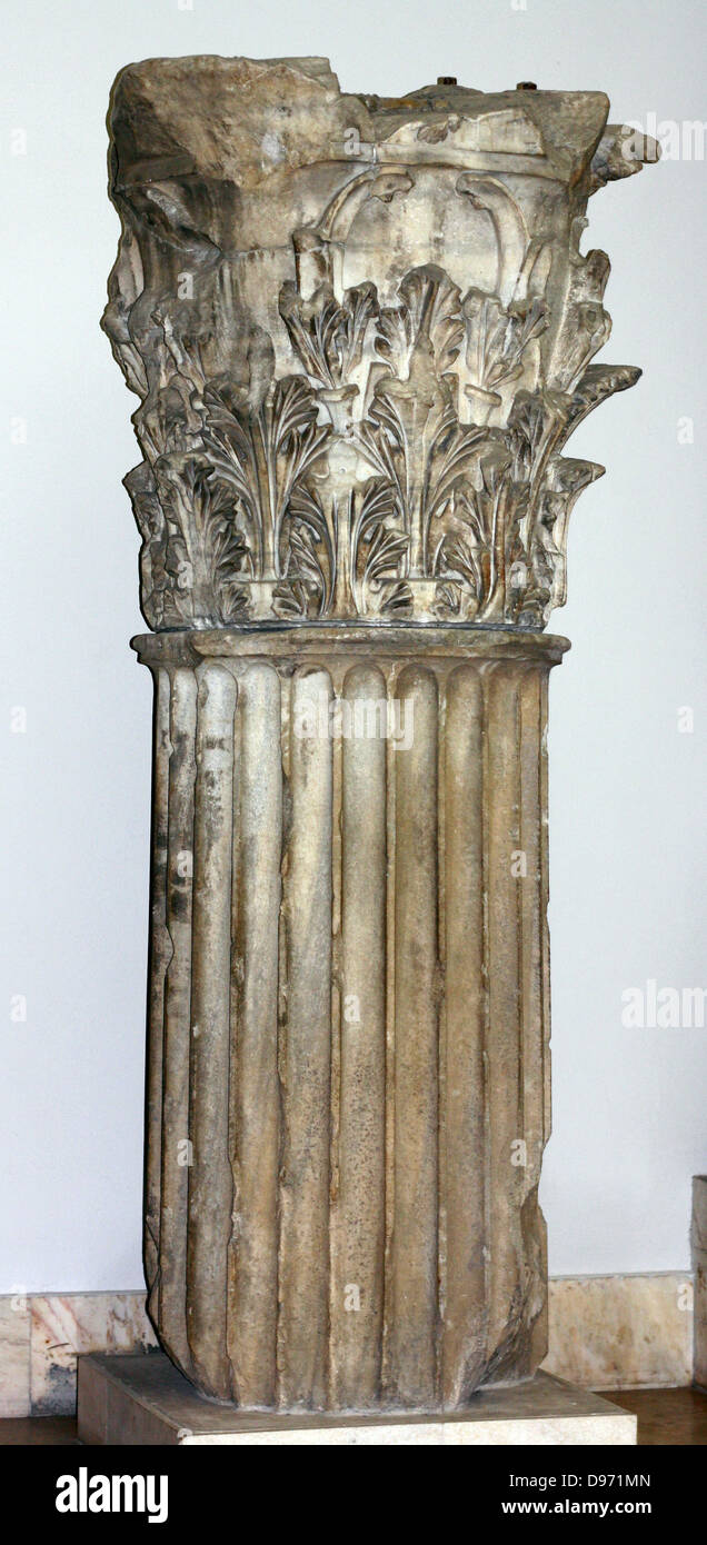 Temple de Zeus (Philios Trajaneum) Fragment d'une colonne et Chapiteau corinthien en, ca 130 tonnes d'annonce Banque D'Images