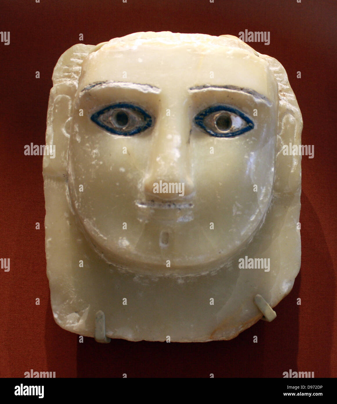 Têtes de pierre sculptée avec incrustations de verre coloré. Ces deux têtes de pierre étaient probablement à l'origine dans des niches évidées et portant les noms des individus. Ils sont sculptés dans l'albâtre en calcite fine, généralement utilisé par les anciens artisans d'Arabie du Sud. 1er siècle avant J.-C. et le 1er siècle ap. Banque D'Images