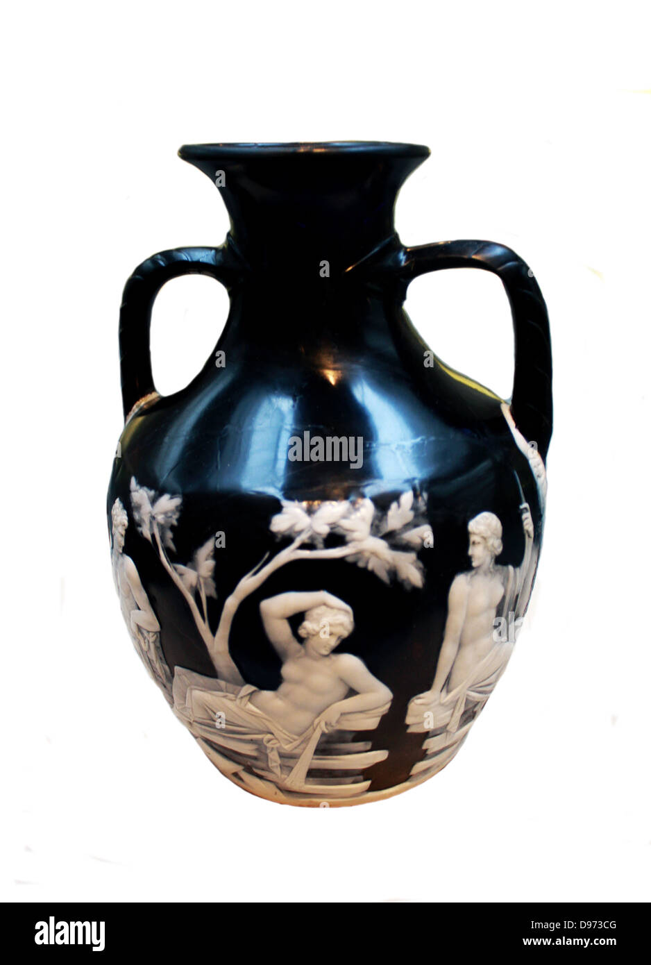 Le Vase de Portland. Verre camée, probablement faite à Rome à environ 15 BC - AD 25. Le Vase de Portland est un des plus beaux morceaux de verre romain survivant, et est nommé d'après le duc de Portland qui en était propriétaire de 1785 à 1945. Il fait de verre camée une technique dans laquelle des bateaux et des plaques, parfois gratuitement, parfois exprimés, sont créés avec deux couches de verre. La couche extérieure (généralement blanc) est sculpté de la couche sombre sous-jacent (généralement bleu) pour créer des scènes et des motifs décoratifs. Banque D'Images Le Vase de Portland. Verre camée, probablement faite à Rome à environ 15 BC - AD 25. Le Vase de Portland est un des plus beaux morceaux de verre romain survivant, et est nommé d'après le duc de Portland qui en était propriétaire de 1785 à 1945. Il fait de verre camée une technique dans laquelle des bateaux et des plaques, parfois gratuitement, parfois exprimés, sont créés avec deux couches de verre. La couche extérieure (généralement blanc) est sculpté de la couche sombre sous-jacent (généralement bleu) pour créer des scènes et des motifs décoratifs. Banque D'Images