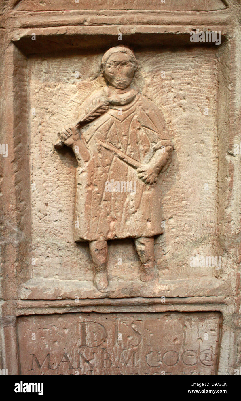 La dalle de grès Marcus Cocceius Nonnus, âgés de six ans. Roman, à propos d'AD 96-98. D'une tombe près du fort romain à Penrith, Cumbria. Le garçon est présenté comme un char d'autrui, avec un fouet et palm de la victoire. Sa famille a été accordé la citoyenneté romaine par l'empereur Nerva (AD 96-98) Banque D'Images