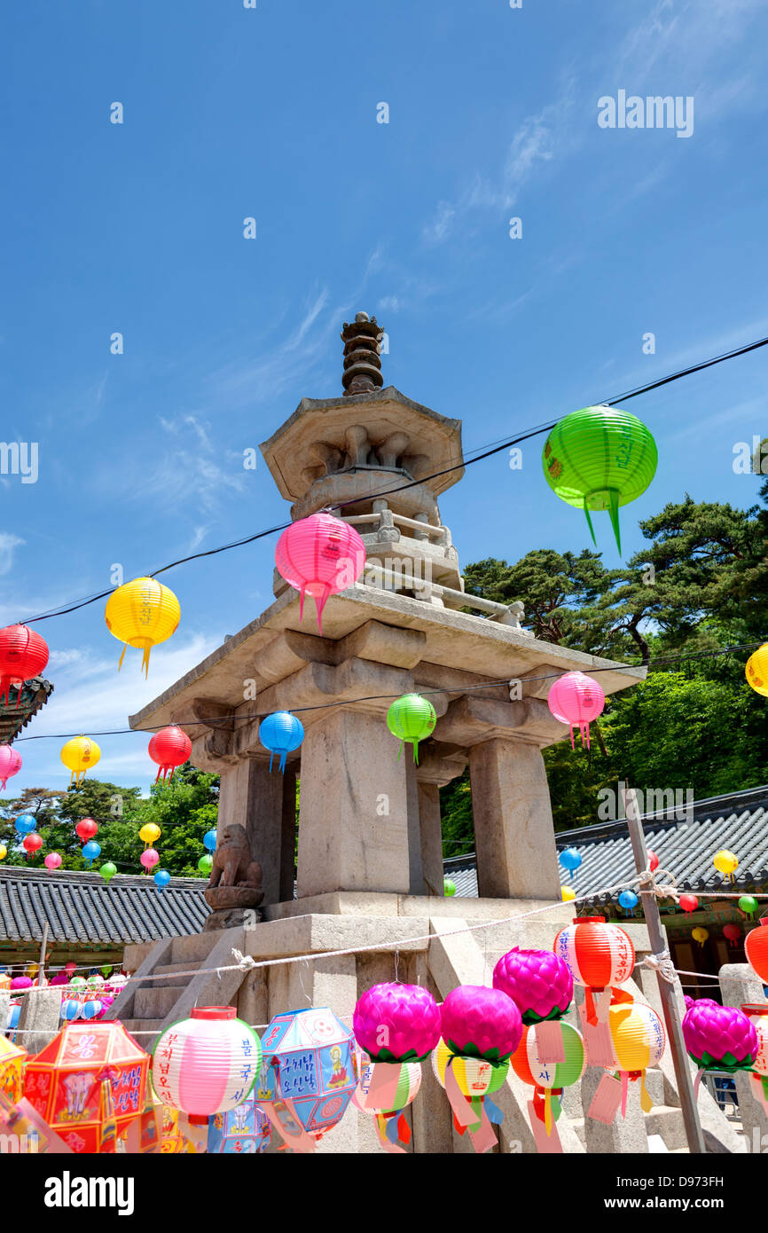 Lanternes multicolores de raccrocher dans le temple de Bulguksa pour célébrer l'anniversaire de Bouddhas, la Corée du Sud. Banque D'Images