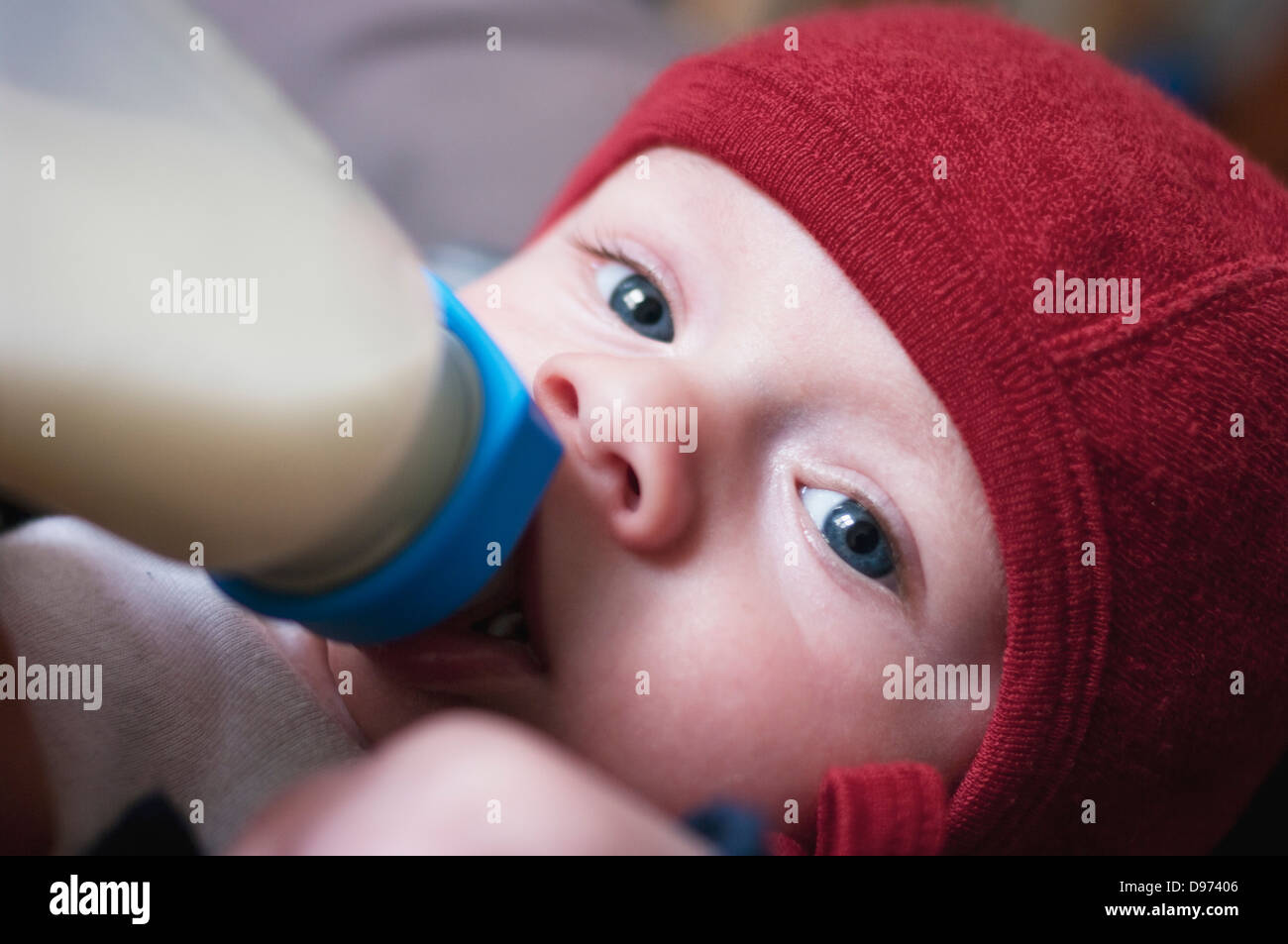 Allemagne, Hesse, Francfort, Portrait of baby boy drinking milk Banque D'Images