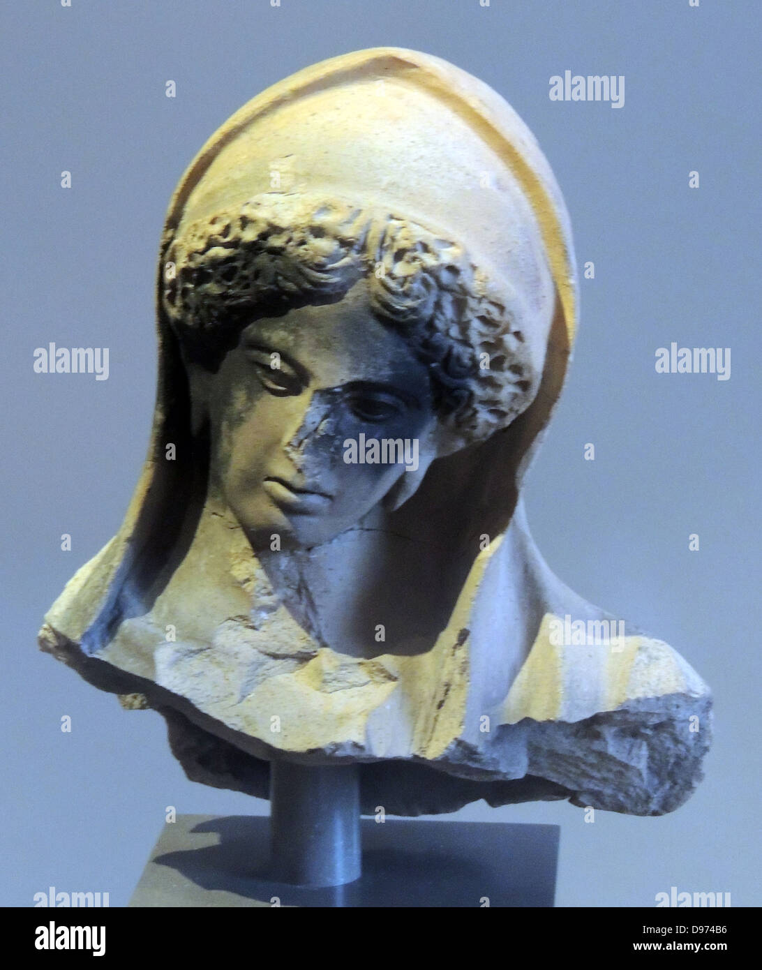 Tête d'une figurine féminine 3ème siècle avant J.-C. en terre cuite d'origine inconnue. Banque D'Images