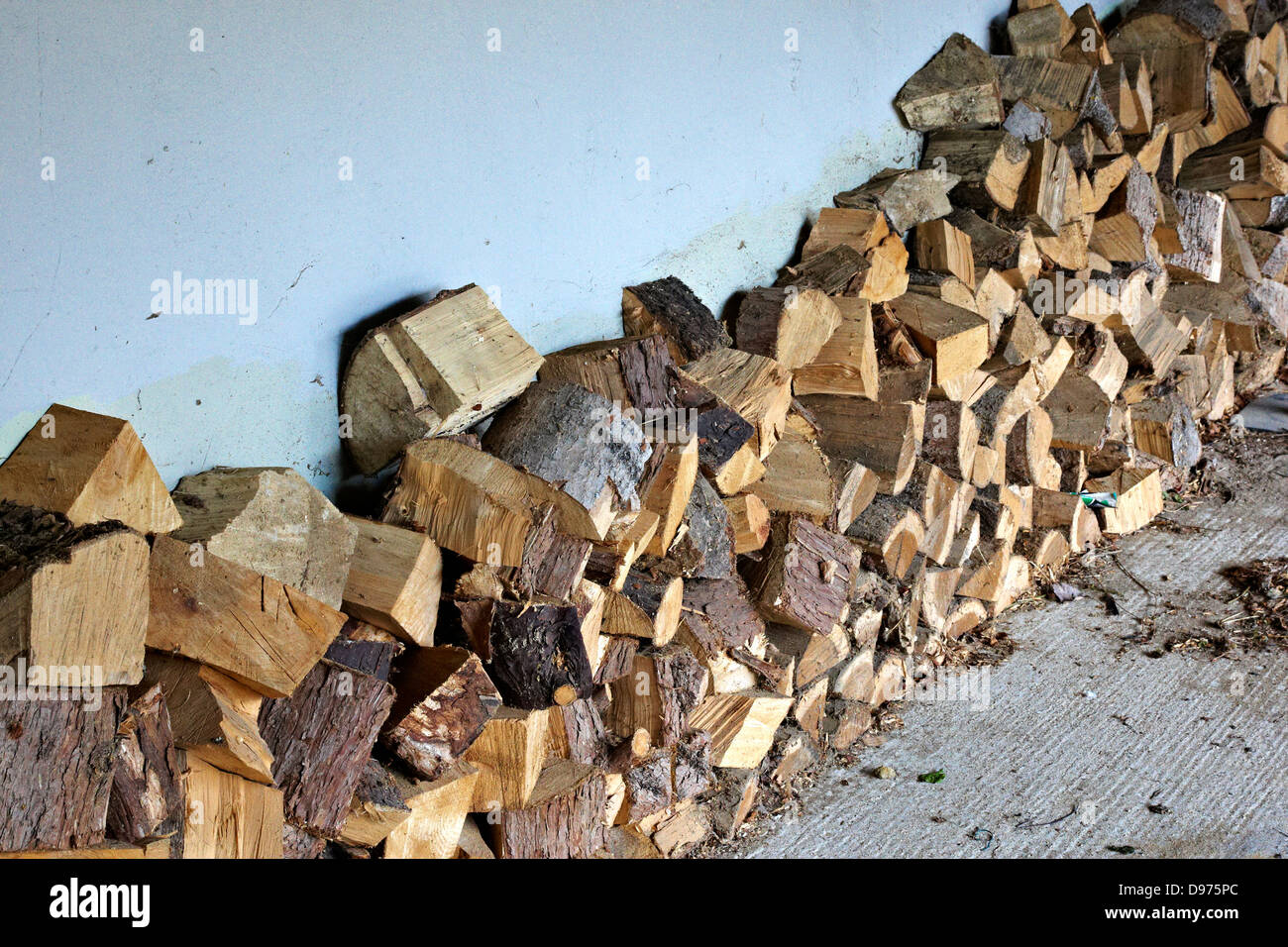 Stock de bois haché prêt pour le poêle à bois Banque D'Images