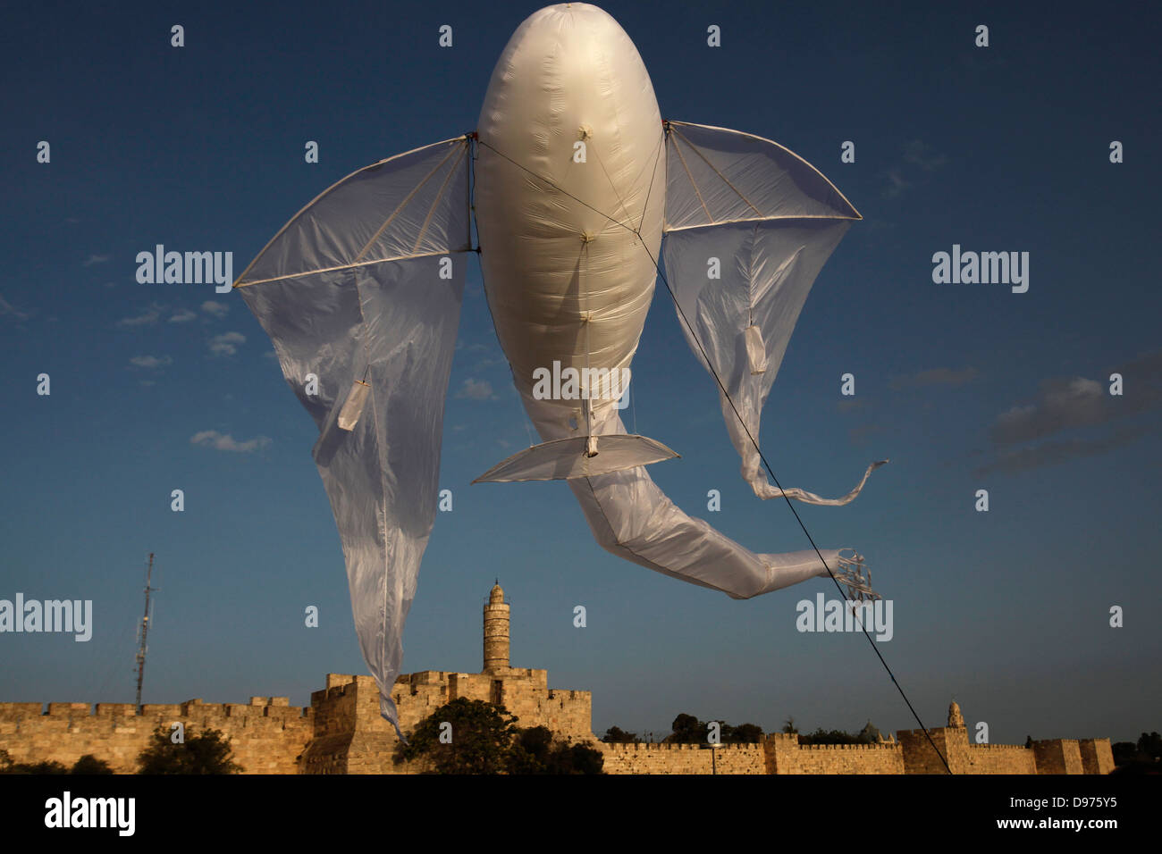 Hélium énorme cerf-volant dans le ciel en face de David Citadel dans la vieille ville de Jérusalem pendant la fête des lumières de l'Israël Banque D'Images