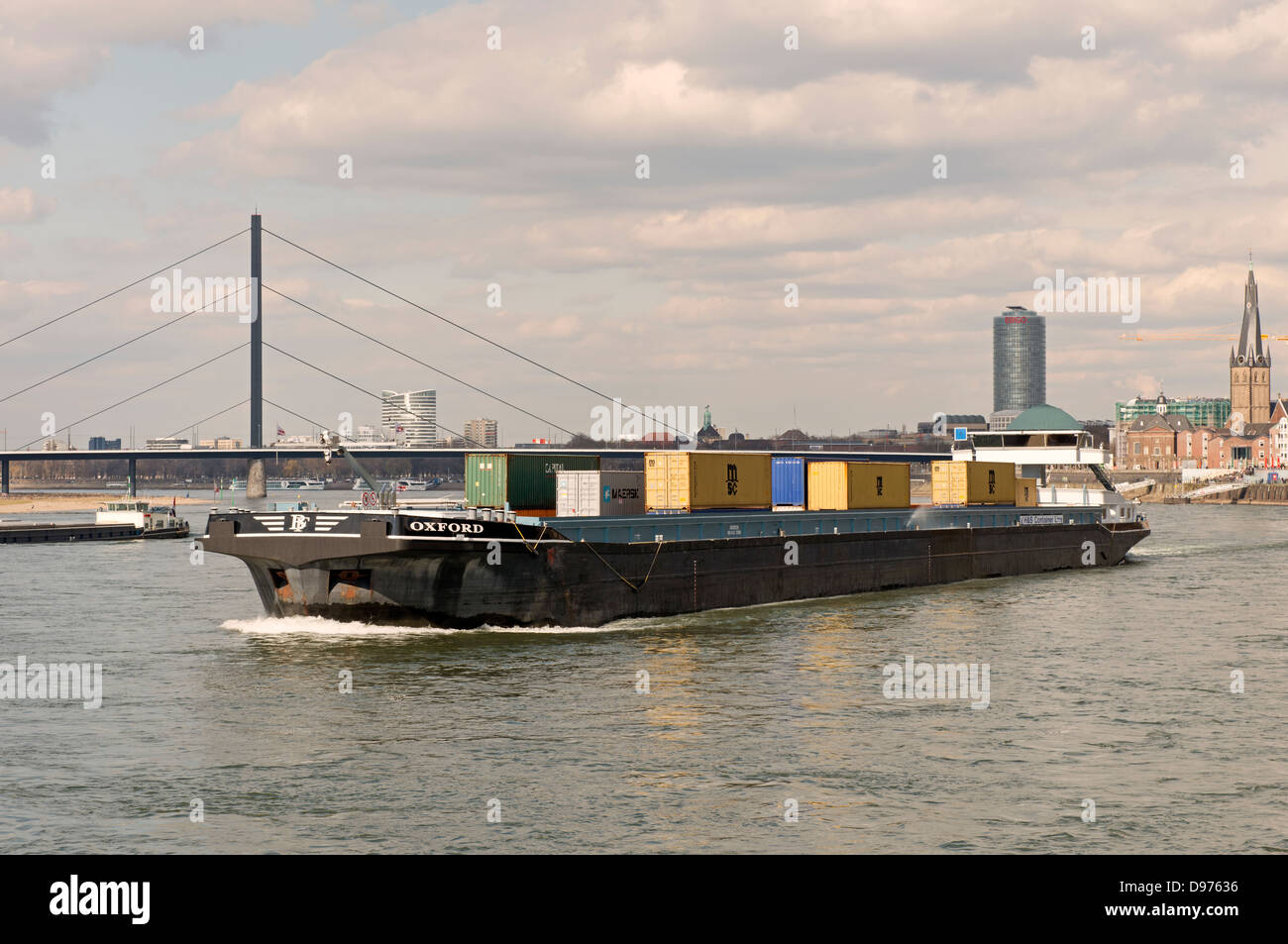 Barge à conteneurs Rhin Dusseldorf ALLEMAGNE Banque D'Images