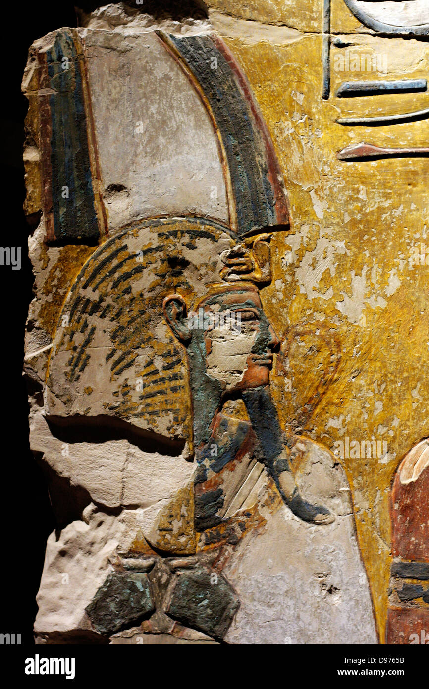Fragment d'un pilier : roi Seti I en face du dieu Osiris. Nouveau Royaume, 19 autour de 1290 BC dynastique de la rive ouest de la Vallée des Rois, la Tombe de Seti 1 calcaire Banque D'Images