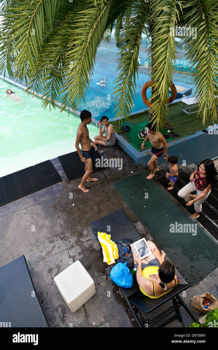 Les gens à la piscine à la Manille aux Philippines, l'Ocean Park Banque D'Images