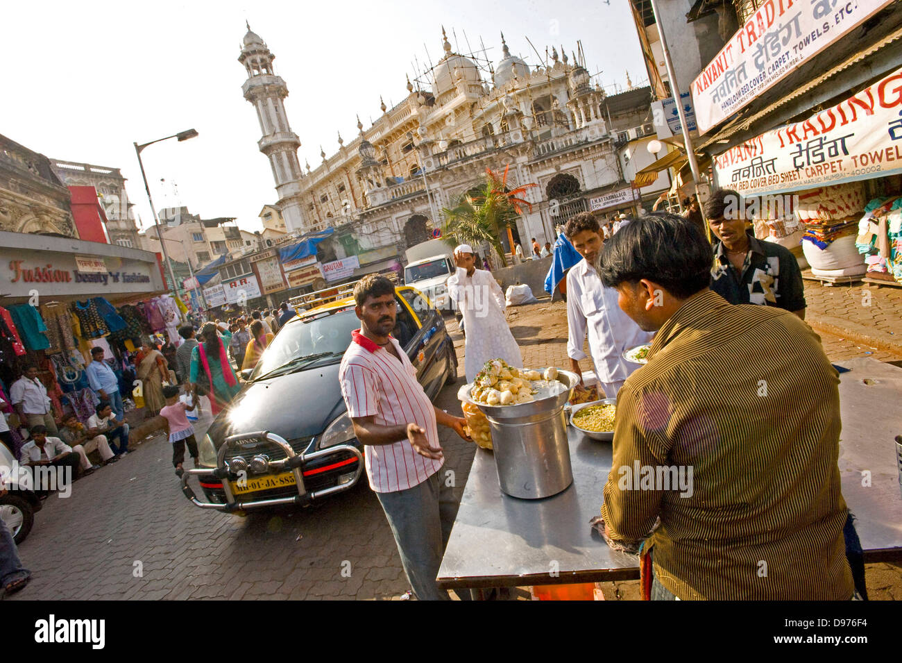 Mendiants amassé sur la chaussée à la mosquée Haji Ali Dargah et , Mahalaxmi , Mumbai. Les mendiants penser qu'ils se re Banque D'Images