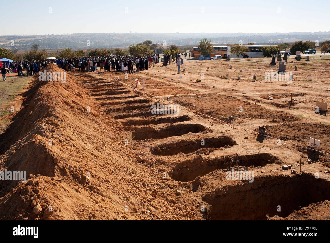 Les funérailles organisées simultanément dans un grand cimetière poussiéreux inhumations de masse une chose commune à Johannesburg grande foule Banque D'Images