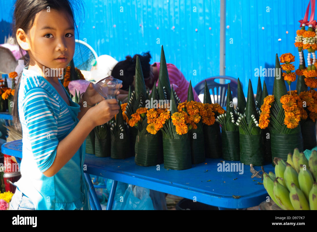 Vue de près horizontale handmade marigold pyramides aka pha khuan, vente à un marché au Laos. Banque D'Images